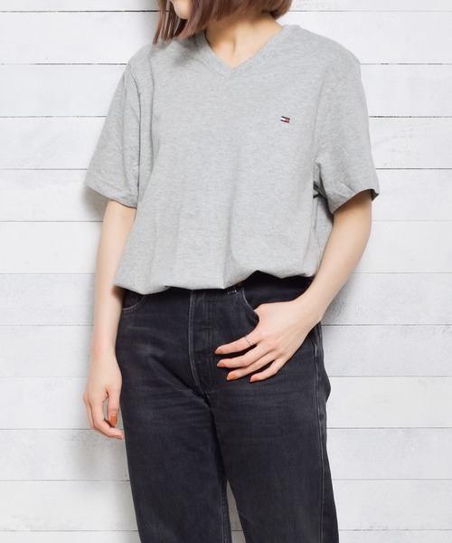 TOMMY HILFIGER(トミーヒルフィガー)の「【TOMMY HILFIGER】ワンポイント刺繍VネックTEE(Tシャツ/カットソー・レディース・ブラック/グレー/ネイビー/ホワイト・SMALL/MEDIUM/LARGE/XX-LARGE/X-LARGE)」の3枚目の写真