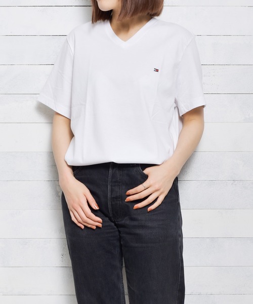 TOMMY HILFIGER(トミーヒルフィガー)の「【TOMMY HILFIGER】ワンポイント刺繍VネックTEE(Tシャツ/カットソー・レディース・ブラック/グレー/ネイビー/ホワイト・SMALL/MEDIUM/LARGE/XX-LARGE/X-LARGE)」の2枚目の写真