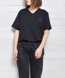 【TOMMY HILFIGER】ワンポイント刺繍VネックTEE