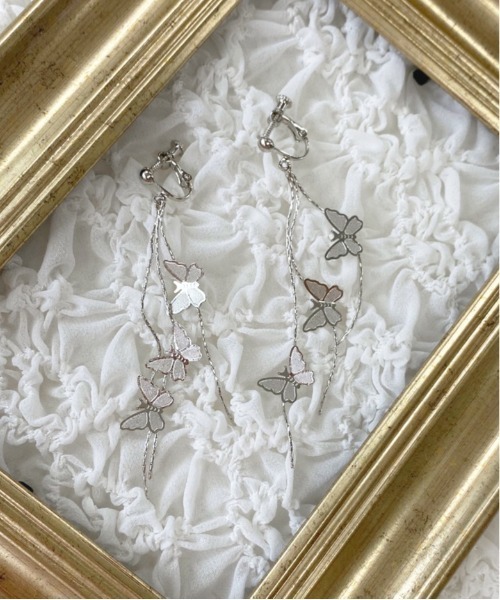 apres jour（アプレジュール）の「【apres jour×ARIAZ】ユラユラチョウモチーフイヤリング（イヤリング・レディース・シルバー/ゴールド/ナチュラル/その他/ライトグレー・FREE）」の3枚目の写真