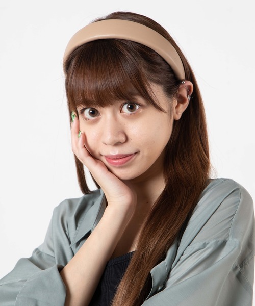 WEGO（ウィゴー）の「WEGO/ワイドフェイクレザーカチューシャ（カチューシャ・レディース・ブラウン/オフホワイト/ブラック/ベージュ・FREE）」の5枚目の写真