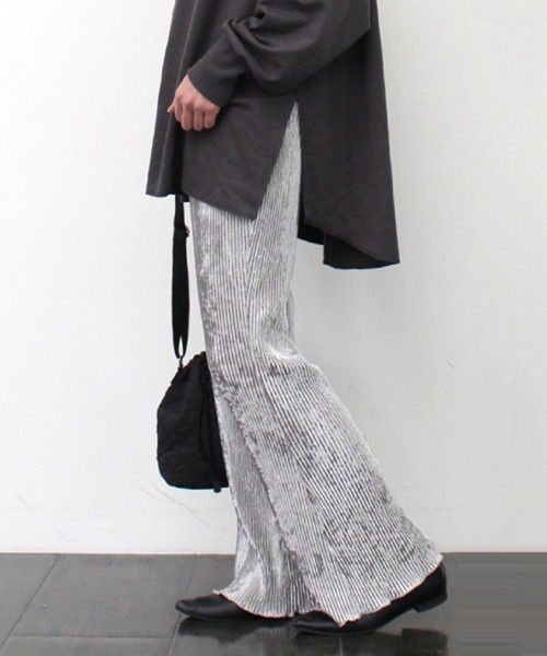 STYLEBLOCK(スタイルブロック)の「クラッシュベロアミニプリーツセミフレアパンツ(その他パンツ・レディース・ブラック/ブラウン/グレー/ブルー・M)」の3枚目の写真