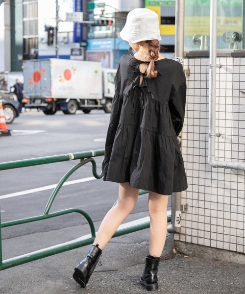 Me%(ミィパーセント)の「バックリボンティアードワンピース(ワンピース・レディース・アイボリー/ブラック・FREE)」の2枚目の写真