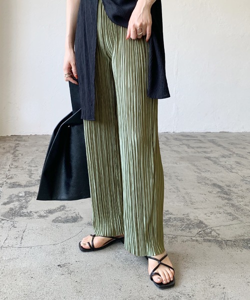 ダークグリーン プリーツカジュアルパンツ 昨日リールで投稿したUNIQLO