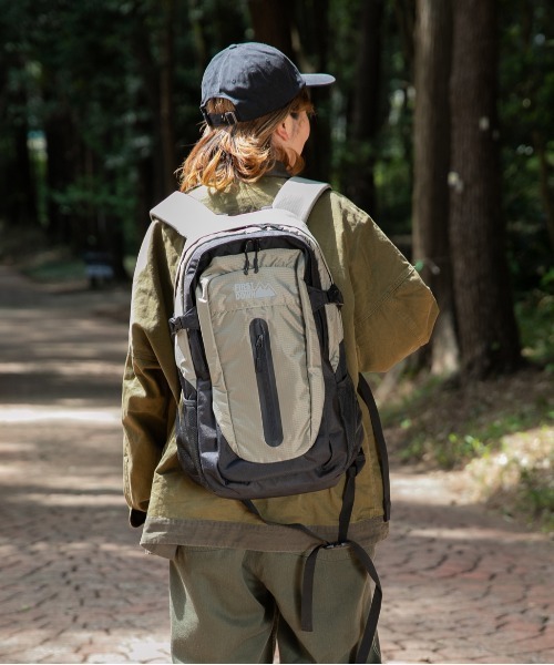 FIRST DOWN（ファーストダウン）の「【Ficce Brave/フィセブレイブ】xFIRST DOWN  デイパック（バックパック/リュック・メンズ・ブラック/グレー/ベージュ・FREE）」の3枚目の写真