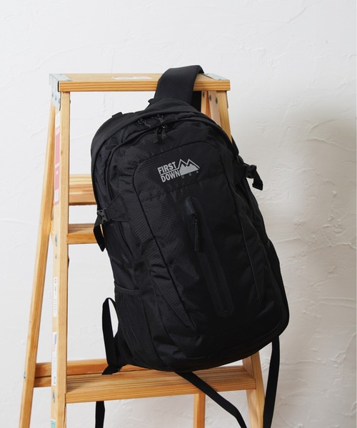 FIRST DOWN（ファーストダウン）の「【Ficce Brave/フィセブレイブ】xFIRST DOWN  デイパック（バックパック/リュック・メンズ・ブラック/グレー/ベージュ・FREE）」の2枚目の写真