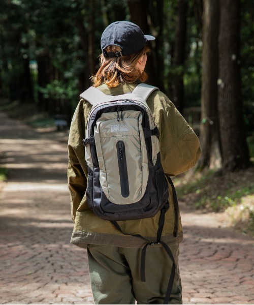 FIRST DOWN（ファーストダウン）の「【Ficce Brave/フィセブレイブ】xFIRST DOWN  デイパック（バックパック/リュック・メンズ・ブラック/グレー/ベージュ・FREE）」の8枚目の写真