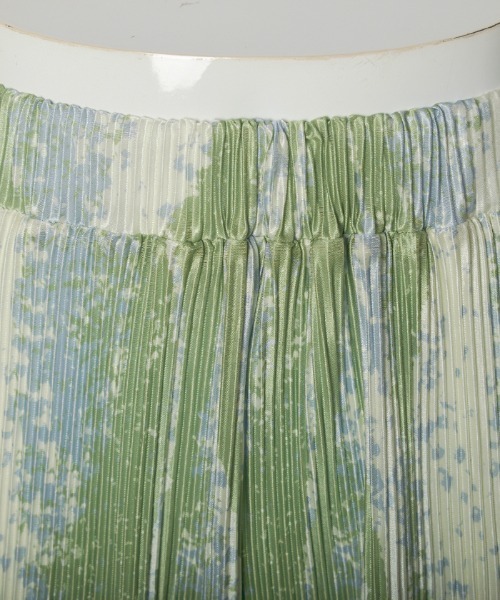 Futier land(フューティアランド)の「マーブル柄プリーツワイドパンツ(その他パンツ・レディース・ブラック/ベージュ系その他/グリーン系その他/ネイビー・FREE)」の6枚目の写真