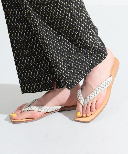 Ray BEAMS(レイビームス)の「SOL SANA / Lotus Slide サンダル(サンダル・レディース・オフホワイト/ブラック・37/38/36/39/35)」の2枚目の写真