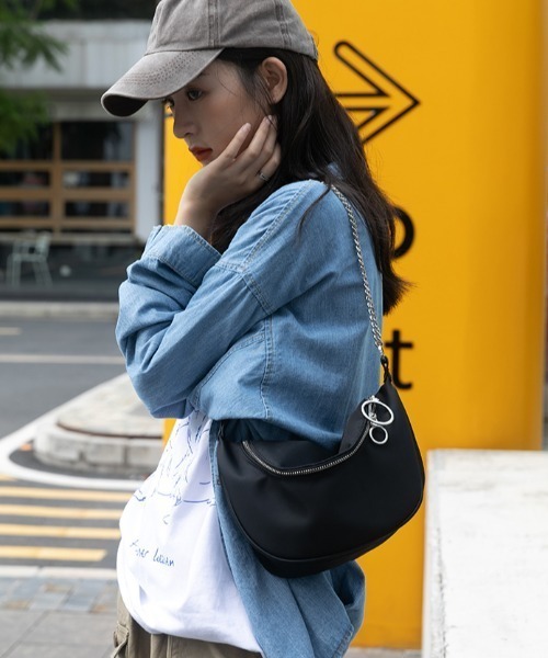 KOR（ケーオーアール）の「2WAYチェーン付ボディバッグ（ボディバッグ/ウエストポーチ・レディース・ブラック・FREE）」の2枚目の写真