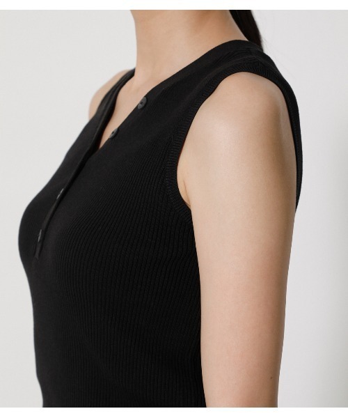 AZUL by moussy（アズールバイマウジー）の「HENRY NECK SUMMER KNIT TANK/ヘンリーネックサマーニットタンク（タンクトップ・レディース・ライトベージュ/ブラック/ダークブラウン・MEDIUM/SMALL）」の11枚目の写真