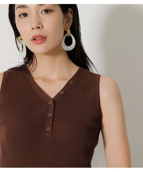 AZUL by moussy（アズールバイマウジー）の「HENRY NECK SUMMER KNIT TANK/ヘンリーネックサマーニットタンク（タンクトップ・レディース・ライトベージュ/ブラック/ダークブラウン・MEDIUM/SMALL）」の13枚目の写真
