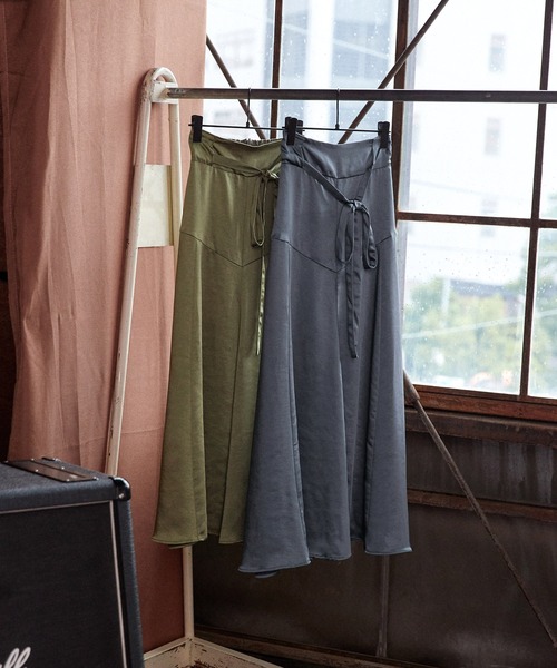 Keeepy(キーピー)の「【Keeepy】vintage satin flared skirt(スカート・レディース・カーキ/ブルー・FREE)」の5枚目の写真