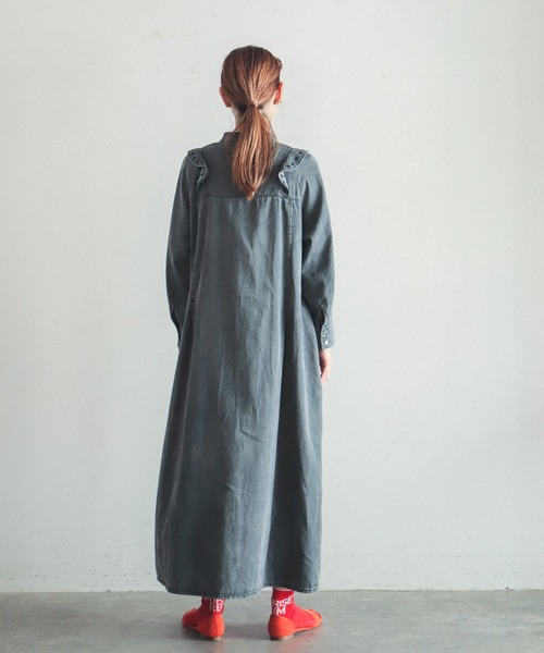FIL DE FER（フィルデフェール）の「デニムカットワーク　スタンドフリルワンピース（シャツワンピース・レディース・ブラック/サックスブルー・FREE）」の14枚目の写真