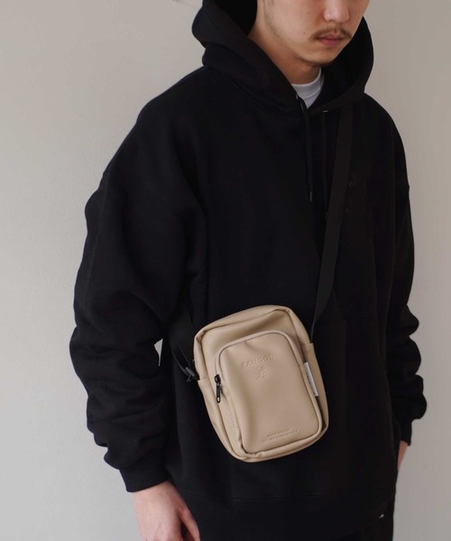 KANGOL(カンゴール)の「【 KANGOL / カンゴール 】 型押しロゴ ショルダーポーチ(ショルダーバッグ・メンズ・グレイッシュベージュ/ブラック・FREE)」の1枚目の写真