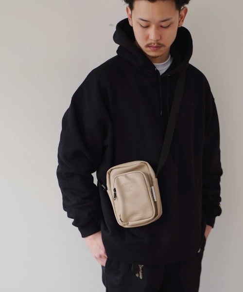 KANGOL(カンゴール)の「【 KANGOL / カンゴール 】 型押しロゴ ショルダーポーチ(ショルダーバッグ・メンズ・グレイッシュベージュ/ブラック・FREE)」の9枚目の写真