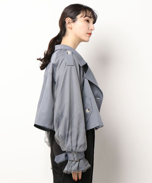 ANDGEEBEE（アンジービー）の「ショートトレンチコート（トレンチコート・レディース・アイボリー/ブルー・MEDIUM）」の3枚目の写真