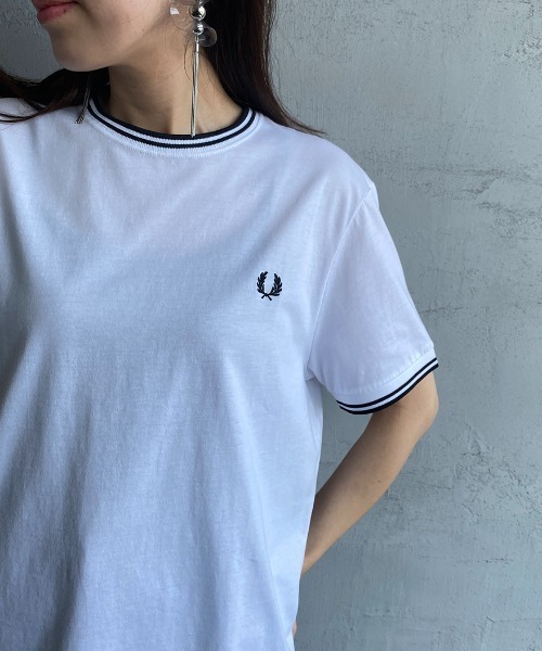 FRED PERRY（フレッドペリー）の「[FRED PERRY/フレッドペリー] ティップライン ワンポイントロゴTシャツ（Tシャツ/カットソー・レディース・ホワイト/ブラック/サックスブルー・S/M/L/XL）」の14枚目の写真
