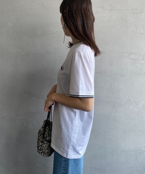 FRED PERRY（フレッドペリー）の「[FRED PERRY/フレッドペリー] ティップライン ワンポイントロゴTシャツ（Tシャツ/カットソー・レディース・ホワイト/ブラック/サックスブルー・S/M/L/XL）」の22枚目の写真