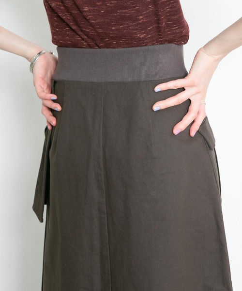 KBF（ケイビーエフ）の「フロントスリットミリタリースカート（スカート・レディース・ダークブラウン/カーキ・ONE）」の5枚目の写真