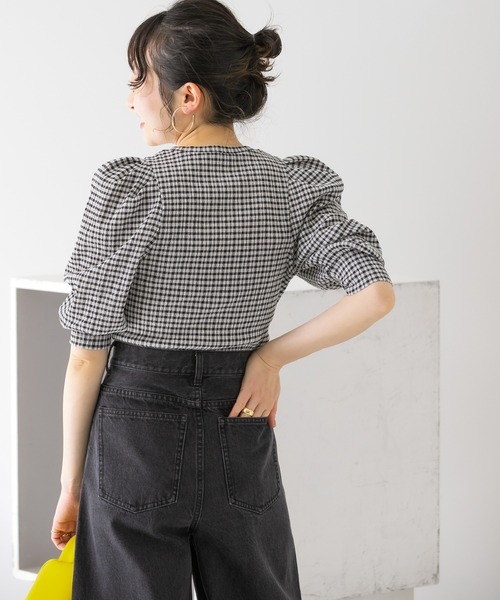 KBF（ケイビーエフ）の「パワーショルダーシャーリングブラウス（シャツ/ブラウス・レディース・ブラック系その他/アイボリー/ブラック・ONE）」の16枚目の写真