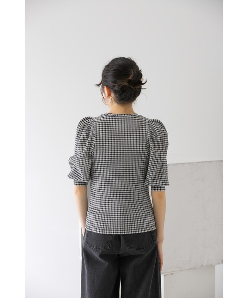 KBF（ケイビーエフ）の「パワーショルダーシャーリングブラウス（シャツ/ブラウス・レディース・ブラック系その他/アイボリー/ブラック・ONE）」の22枚目の写真