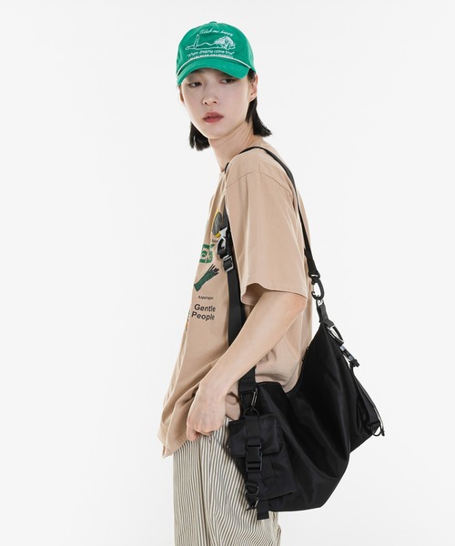 FOLLOWIN（フォロウィン）の「ポケットクロスバッグ（ショルダーバッグ・メンズ・ブラック・ONE SIZE）」の4枚目の写真