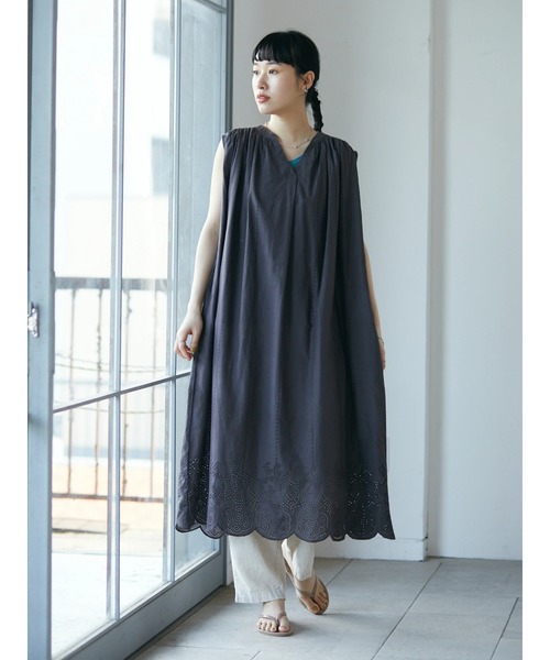 CRAFT STANDARD BOUTIQUE(クラフトスタンダードブティック)の「【インドコットン】スカラップ刺繍ワンピース *◆(ワンピース・レディース・チャコールグレー・FREE)」の2枚目の写真