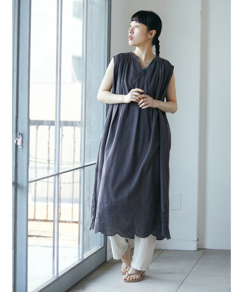 CRAFT STANDARD BOUTIQUE(クラフトスタンダードブティック)の「【インドコットン】スカラップ刺繍ワンピース *◆(ワンピース・レディース・チャコールグレー・FREE)」の3枚目の写真
