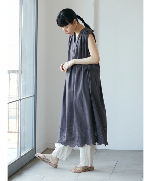CRAFT STANDARD BOUTIQUE(クラフトスタンダードブティック)の「【インドコットン】スカラップ刺繍ワンピース *◆(ワンピース・レディース・チャコールグレー・FREE)」の4枚目の写真