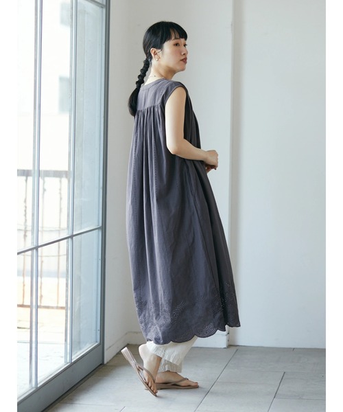 CRAFT STANDARD BOUTIQUE(クラフトスタンダードブティック)の「【インドコットン】スカラップ刺繍ワンピース *◆(ワンピース・レディース・チャコールグレー・FREE)」の6枚目の写真