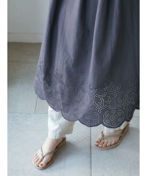 CRAFT STANDARD BOUTIQUE(クラフトスタンダードブティック)の「【インドコットン】スカラップ刺繍ワンピース *◆(ワンピース・レディース・チャコールグレー・FREE)」の7枚目の写真