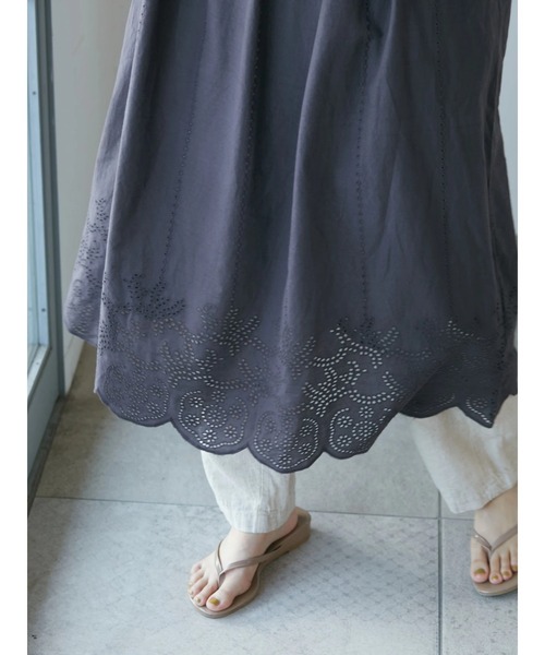 CRAFT STANDARD BOUTIQUE(クラフトスタンダードブティック)の「【インドコットン】スカラップ刺繍ワンピース *◆(ワンピース・レディース・チャコールグレー・FREE)」の8枚目の写真