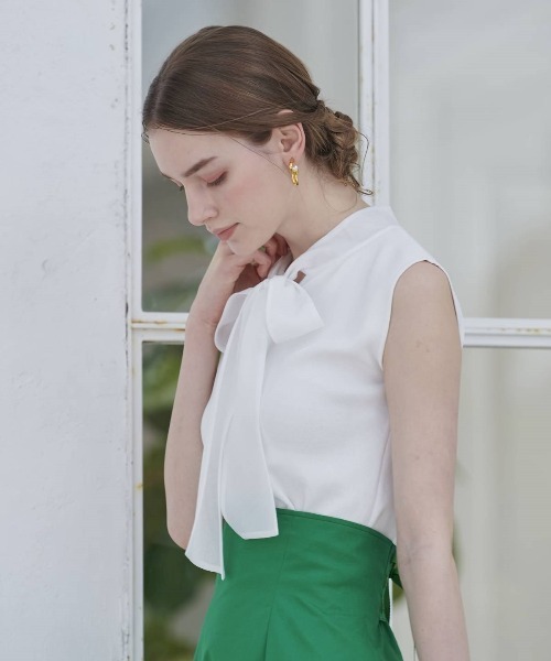 AND COUTURE（アンドクチュール）の「異素材ボウタイノースリプルオーバー（シャツ/ブラウス・レディース・オフホワイト/ブラック/ライトベージュ・MEDIUM）」の6枚目の写真