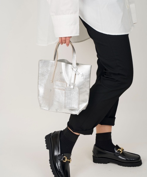 NUR(ヌール)の「【NUR /ヌール】星柄刺繍 レザートートバッグ LEA NUR(ヌール)の「【NUR /ヌール】星柄刺繍 レザートートバッグ LEA