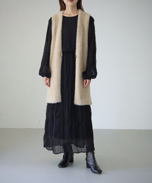 cheriella(シェリエラ)の「【cheriella】WEB限定フェザーニットベスト(ベスト・レディース・ブラック/ベージュ/ブラウン/アイボリー・M)」の4枚目の写真