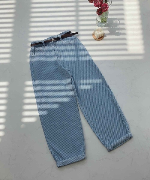 AS KNOW AS plus（アズノゥアズプラス）の「♪ベルト付ゆるりカーブパンツ（デニムパンツ・レディース・ホワイト系/ブラック系/ブラウン系/カーキ系/ピンク系/グリーン系/サックスブルー/アイボリー/ブラック系1/グリーン/ケミカルウォッシュ/ブラック/オレンジ/キナリ/ブルー系その他/オフホワイト/インディゴブルー/ブルー系その他2/ピンク系2/サックスブルー系/キャメル/サックスブルー系1/ブルー系1/イエロー/サックスブルー系2/ブルー系2/サックスブルー系3/その他/グレー系その他/ブラック系2/ダークネイビー/ブルー系3/ネイビー系/サックスブルー系4/カーキブラウン/ブラック系3/アイボリー系4/グリーン系4/ブラック系4/ブラック系5・FREE）」の22枚目の写真