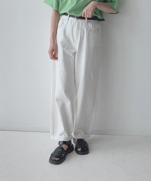 AS KNOW AS plus（アズノゥアズプラス）の「♪ベルト付ゆるりカーブパンツ（デニムパンツ・レディース・ホワイト系/ブラック系/ブラウン系/カーキ系/ピンク系/グリーン系/サックスブルー/アイボリー/ブラック系1/グリーン/ケミカルウォッシュ/ブラック/オレンジ/キナリ/ブルー系その他/オフホワイト/インディゴブルー/ブルー系その他2/ピンク系2/サックスブルー系/キャメル/サックスブルー系1/ブルー系1/イエロー/サックスブルー系2/ブルー系2/サックスブルー系3/その他/グレー系その他/ブラック系2/ダークネイビー/ブルー系3/ネイビー系/サックスブルー系4/カーキブラウン/ブラック系3/アイボリー系4/グリーン系4/ブラック系4/ブラック系5・FREE）」の2枚目の写真