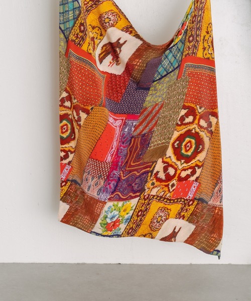 tomoki yurita（トモキユリタ）の「【tomoki yurita×ear】プリーツプリントスカーフ（ストール/ショール・レディース・レッド・FREE）」の4枚目の写真