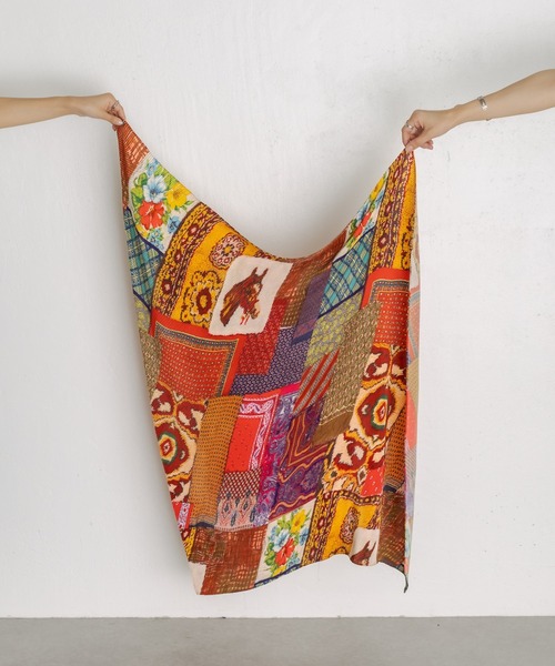 tomoki yurita（トモキユリタ）の「【tomoki yurita×ear】プリーツプリントスカーフ（ストール/ショール・レディース・レッド・FREE）」の8枚目の写真