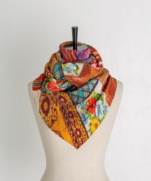 tomoki yurita（トモキユリタ）の「【tomoki yurita×ear】プリーツプリントスカーフ（ストール/ショール・レディース・レッド・FREE）」の10枚目の写真