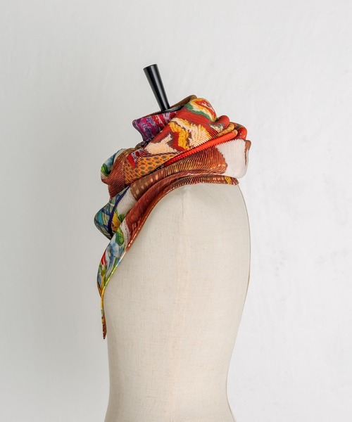 tomoki yurita（トモキユリタ）の「【tomoki yurita×ear】プリーツプリントスカーフ（ストール/ショール・レディース・レッド・FREE）」の2枚目の写真