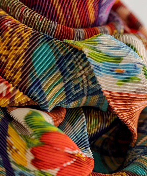 tomoki yurita（トモキユリタ）の「【tomoki yurita×ear】プリーツプリントスカーフ（ストール/ショール・レディース・レッド・FREE）」の7枚目の写真