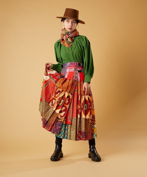 tomoki yurita（トモキユリタ）の「【tomoki yurita×ear】プリーツプリントスカーフ（ストール/ショール・レディース・レッド・FREE）」の9枚目の写真