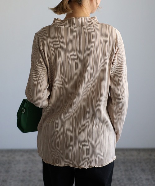 amini（アミニ）の「【2022 SS】ウェーブプリーツトップス（Tシャツ/カットソー・レディース・ブラック/グレイッシュベージュ・MEDIUM）」の7枚目の写真