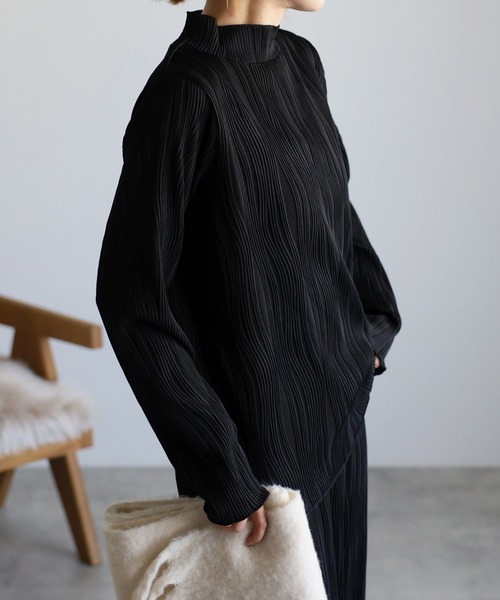 amini（アミニ）の「【2022 SS】ウェーブプリーツトップス（Tシャツ/カットソー・レディース・ブラック/グレイッシュベージュ・MEDIUM）」の16枚目の写真