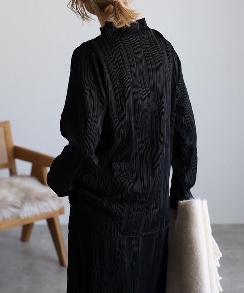 amini（アミニ）の「【2022 SS】ウェーブプリーツトップス（Tシャツ/カットソー・レディース・ブラック/グレイッシュベージュ・MEDIUM）」の17枚目の写真