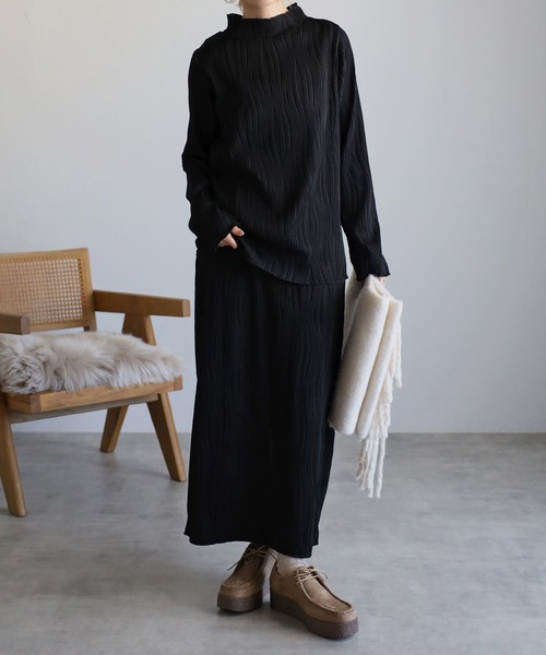 amini（アミニ）の「【2022 SS】ウェーブプリーツトップス（Tシャツ/カットソー・レディース・ブラック/グレイッシュベージュ・MEDIUM）」の18枚目の写真