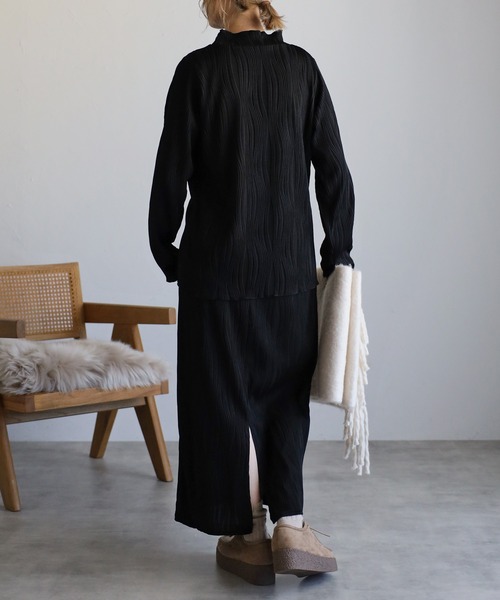 amini（アミニ）の「【2022 SS】ウェーブプリーツトップス（Tシャツ/カットソー・レディース・ブラック/グレイッシュベージュ・MEDIUM）」の20枚目の写真