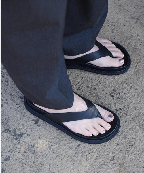 CAMINANDO（カミナンド）の「CAMINANDO/カミナンド　 THONG SLIDES トングスライド　レザービーチサンダル　2216W（サンダル・レディース・ブラック/ホワイト・5/6/7/8）」の2枚目の写真
